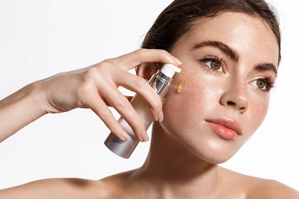 2P-come-applicare-il-siero-vitamina-c-articolo-blog immagine di ragazza mentre applica sul volto il siero con vitamina c